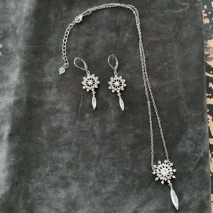 Snowflake pendant necklace and earring set